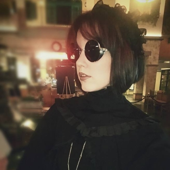 Meet your Posher, Myrlena - Picture 2 of 3